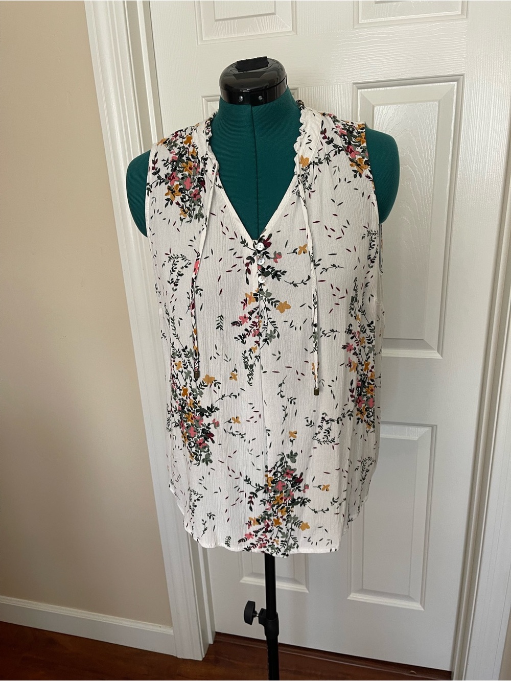 Daniel Rainn White Floral Tie-Front Sleeveless Top - Picture 6 of 13